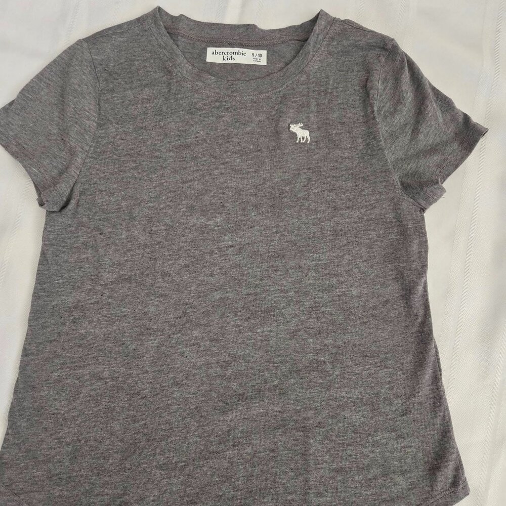 Girls  Size Medium 9/10 Abercrombie Kids Short Sleeve Gray Tee